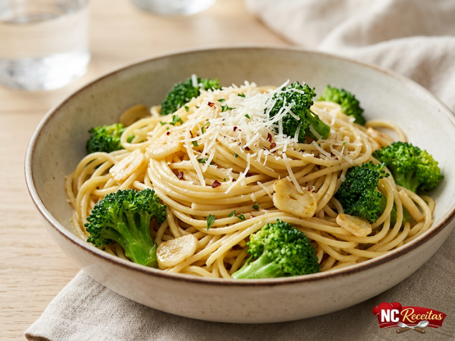 Macarrão ao alho e óleo com brócolis e parmesão: receita prática, saborosa e perfeita para o dia a dia